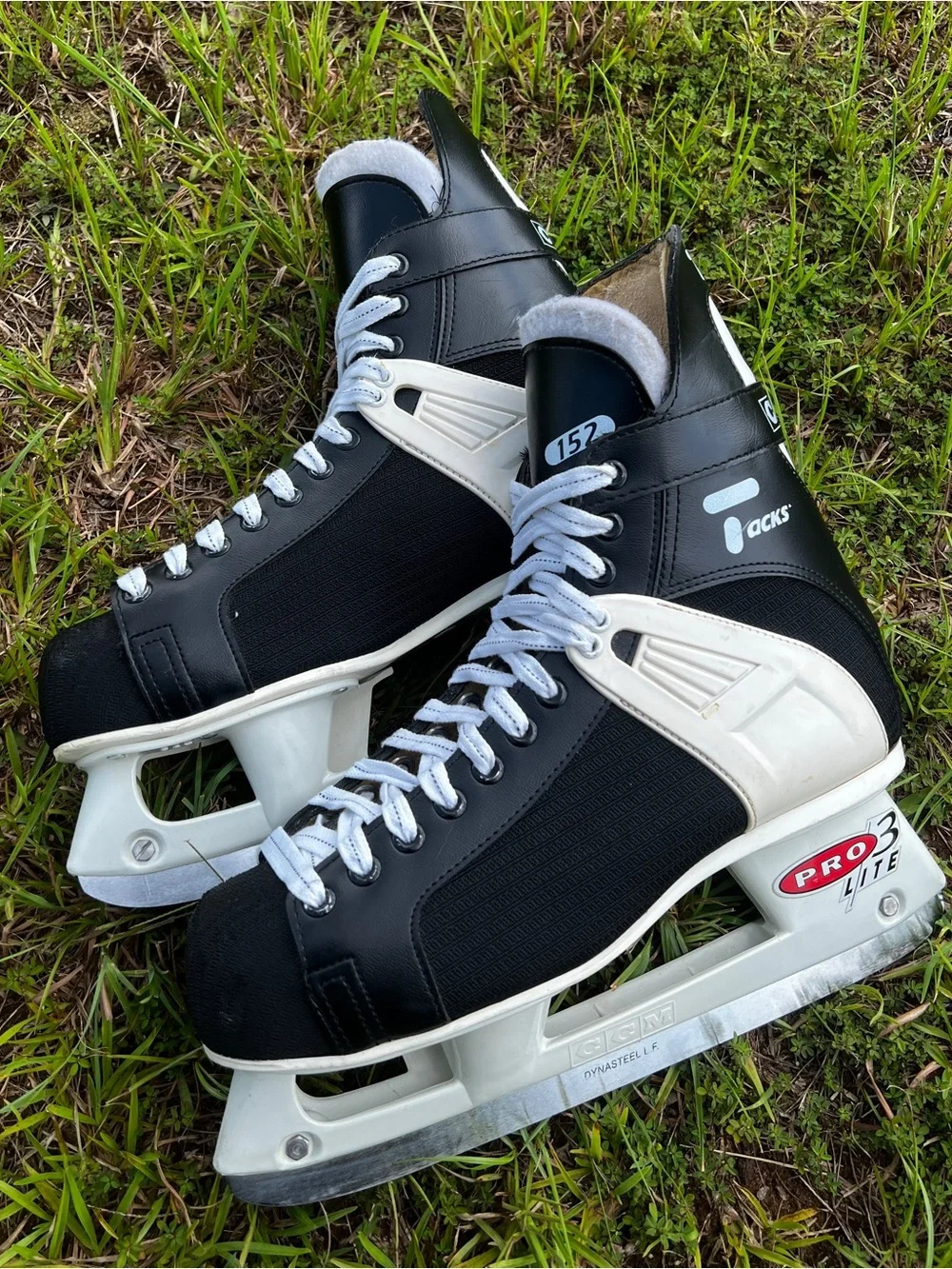 CLEAN Vintage CCM size 11 Mens Tacks 152 Ice Skate Boots